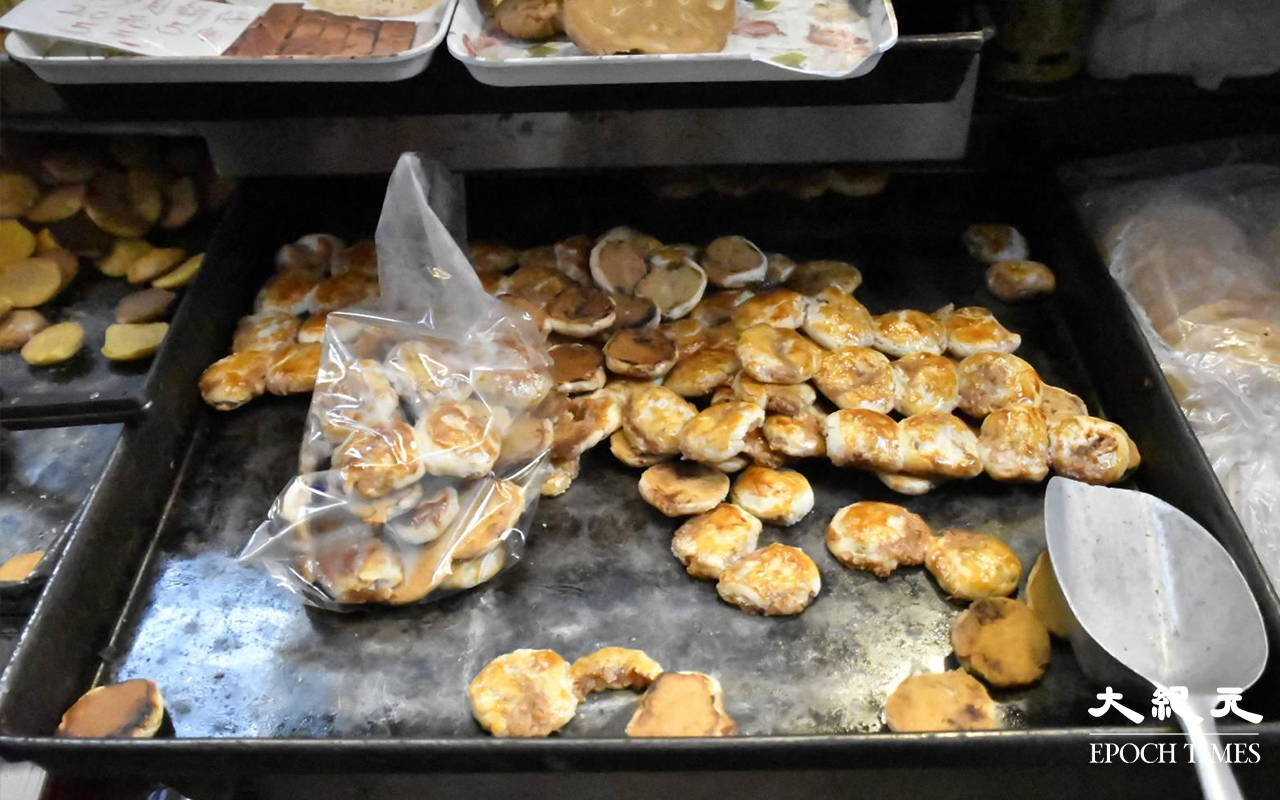 「均香餅家」備有多種唐餅，有部分更令遠近街坊趨之若鶩，眾多市民不惜遠道而來。（麥碧／大紀元）
