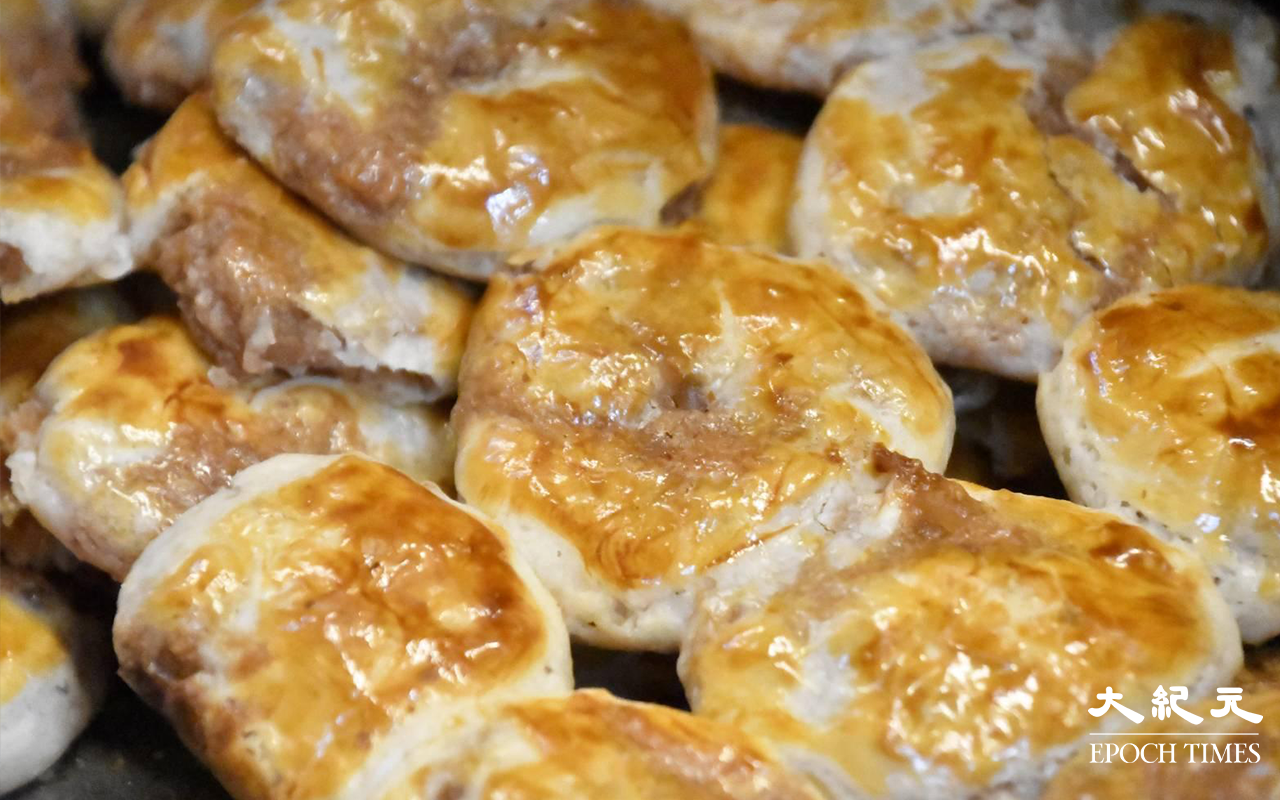 「均香餅家」平均每日出產8000多個雞仔餅。（麥碧／大紀元）