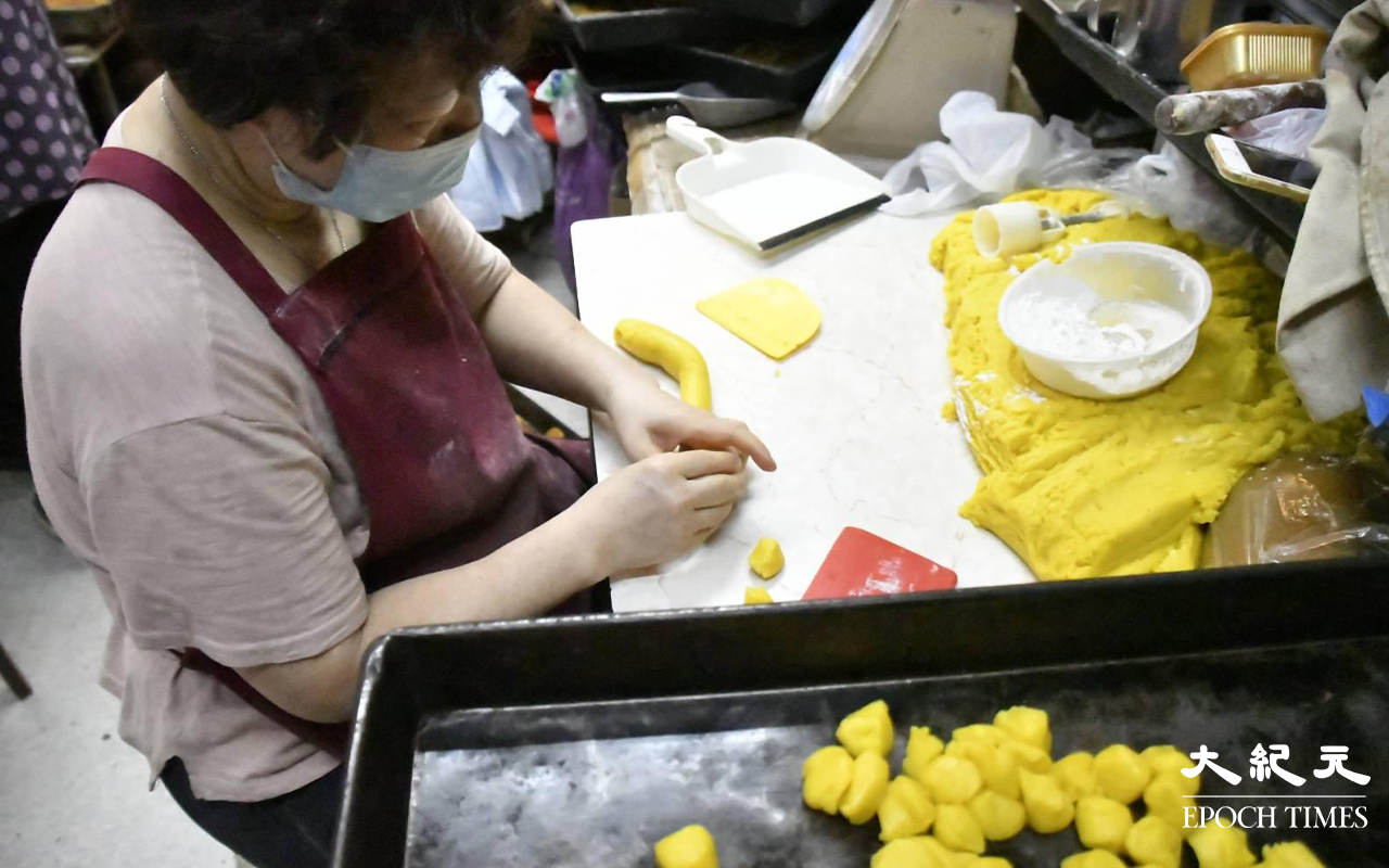 老闆娘吳太形容自己是手作仔工作，首要條件就是勤力。（麥碧／大紀元）