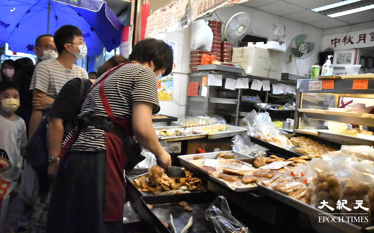 「均香餅家」的每一位員工，不辭勞苦地為市民及街坊做餅。（麥碧／大紀元）