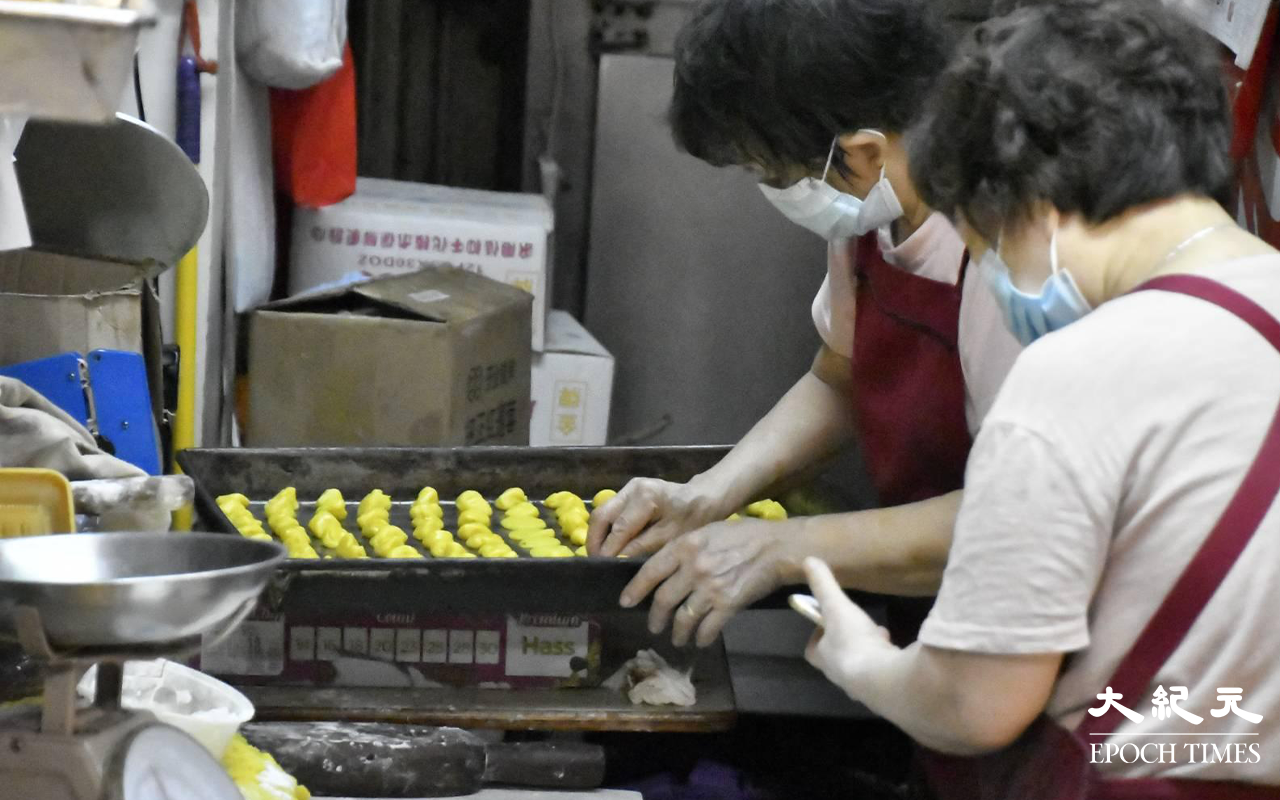 「均香餅家」的每一位員工，不辭勞苦地為市民及街坊做餅。（麥碧／大紀元）