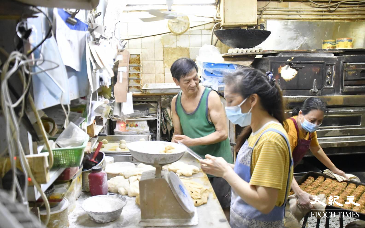均香餅家由內到外的每一位員工，不辭勞苦地為每一位市民及街坊造餅。（麥碧／大紀元）