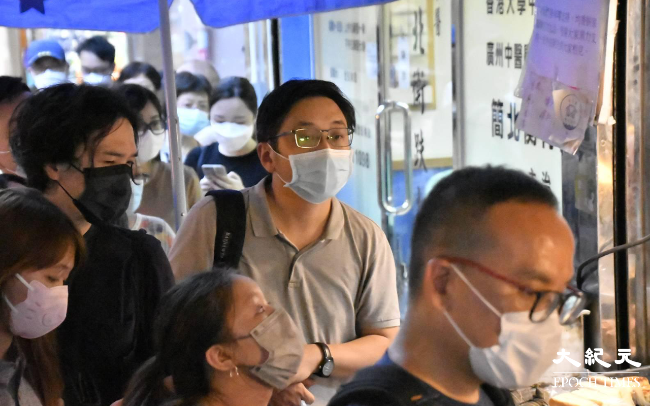 縱使在酷熱天氣下，遠近街坊仍願為「均香餅家」的雞仔餅、雞蛋餅等，排上30分鐘的長隊。（麥碧／大紀元）