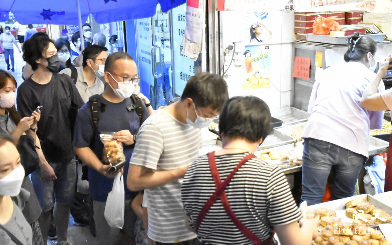 縱使在酷熱天氣下，遠近街坊仍願為「均香餅家」的雞仔餅、雞蛋餅等，排上30分鐘的長隊。（麥碧／大紀元）
