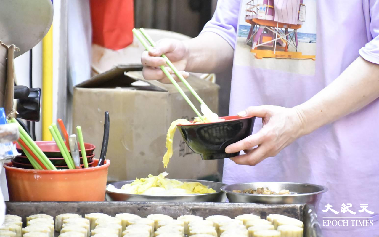 勞碌的一天終於過去，晚上9時許，舖面員工才在店內開始食飯。在今天的香港，仍然有小店為員工包伙食，已經越見越少。（麥碧／大紀元）