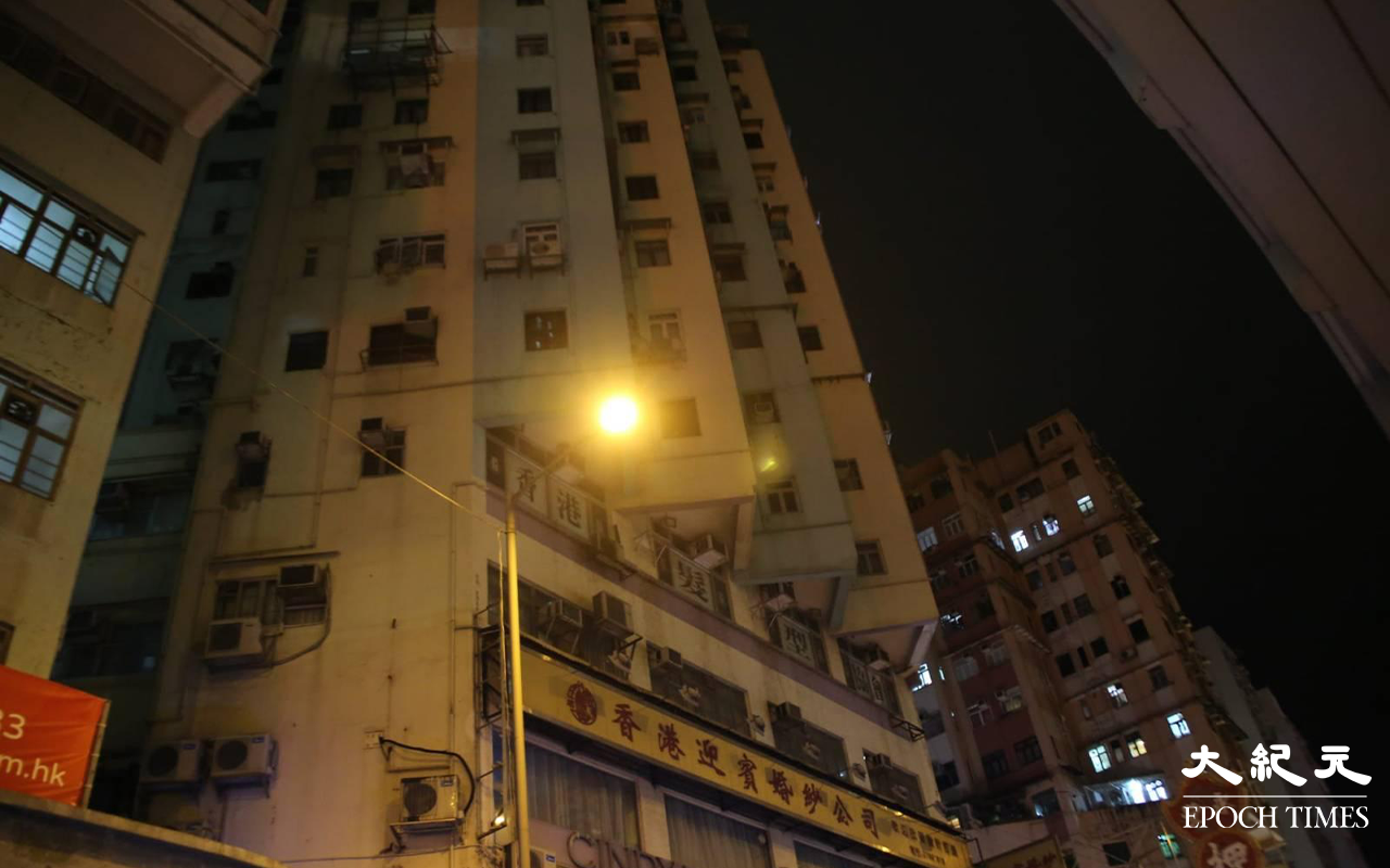 昨晚約10時，太子道西百年大廈電箱突然起火。（米仔／大紀元）