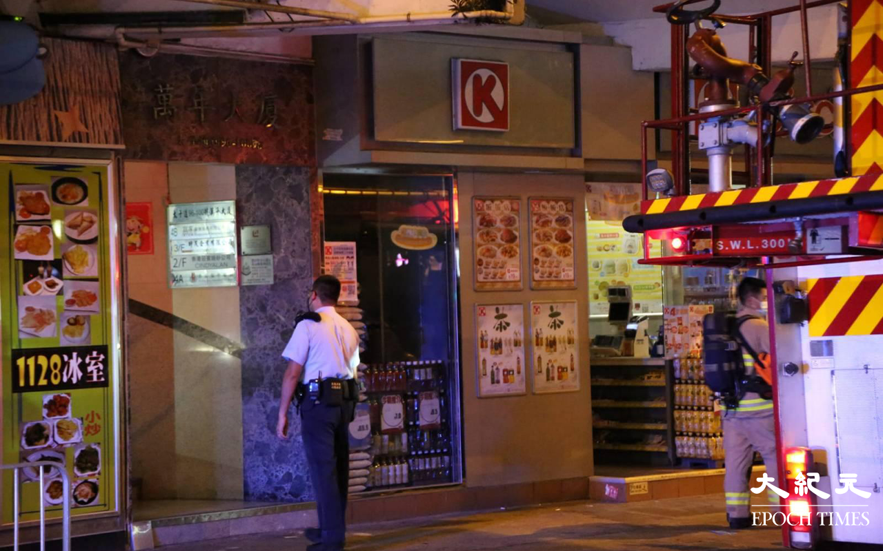 消防接報後，派出多輛消防車到現場戒備，亦派出多名煙帽隊及消防員進入大廈搜尋起火位置。（米仔／大紀元）