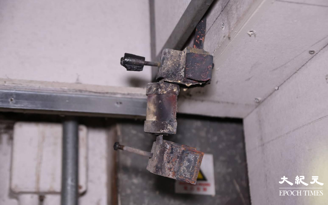 萬年大廈2樓梯間一個電箱被燒至嚴重燻黑。（米仔／大紀元）