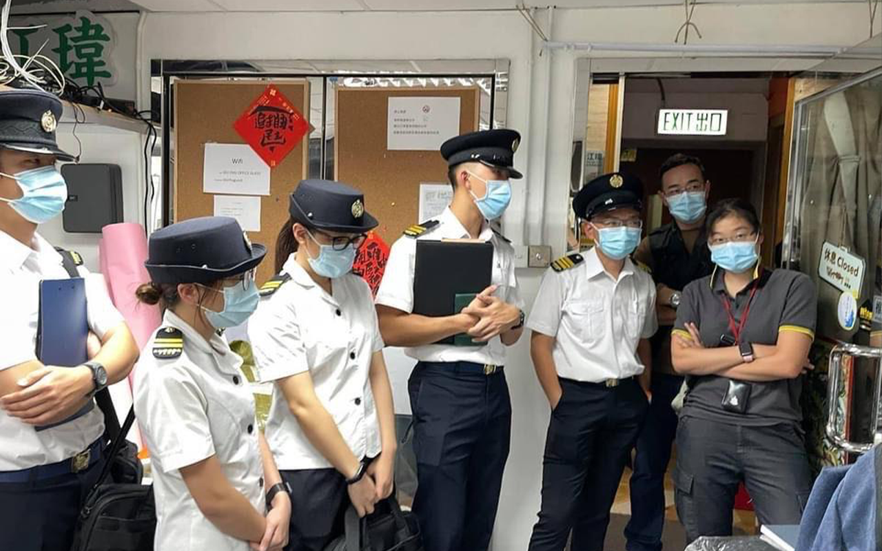 昨晚 (27日)，晚上約10時 電影放映會完畢後，現場開始舉行分享會，突然有大批便衣警員及食環署職員闖入。稍後，票控在場所有人 599G。（相片由朱江瑋提供）