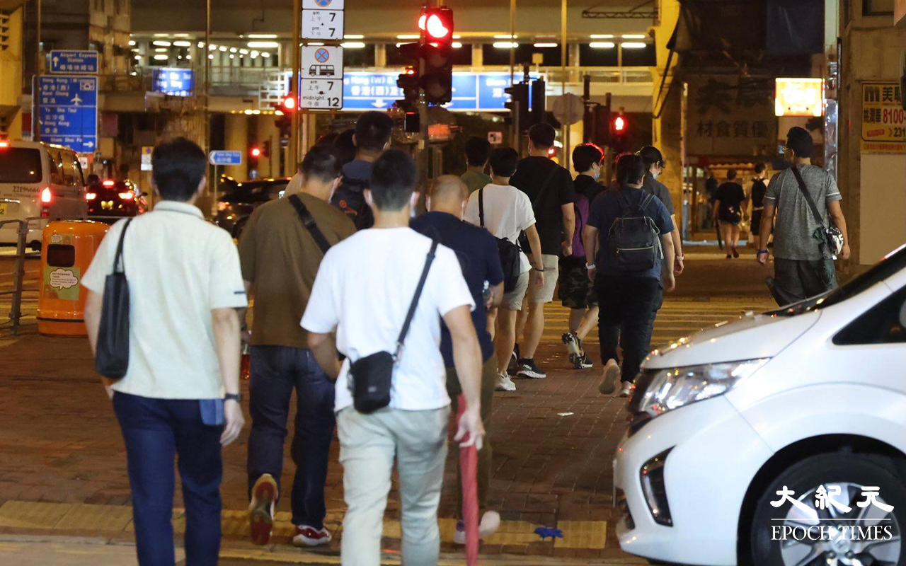 晚上約10時，大批便衣警察及食環署職員，突然掩至金山商業大廈17樓的一個單位。（Yan／大紀元）