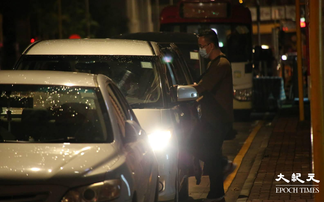 晚上約10時，大批便衣警察及食環署職員，突然掩至金山商業大廈17樓的一個單位。（Yan／大紀元）