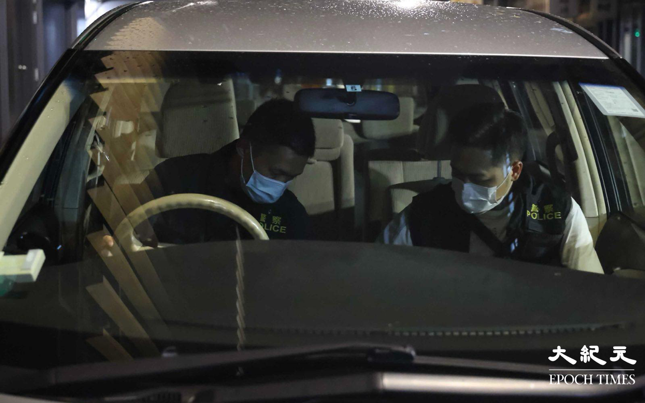 晚上約10時，大批便衣警察及食環署職員，突然掩至金山商業大廈17樓的一個單位。（Yan／大紀元）