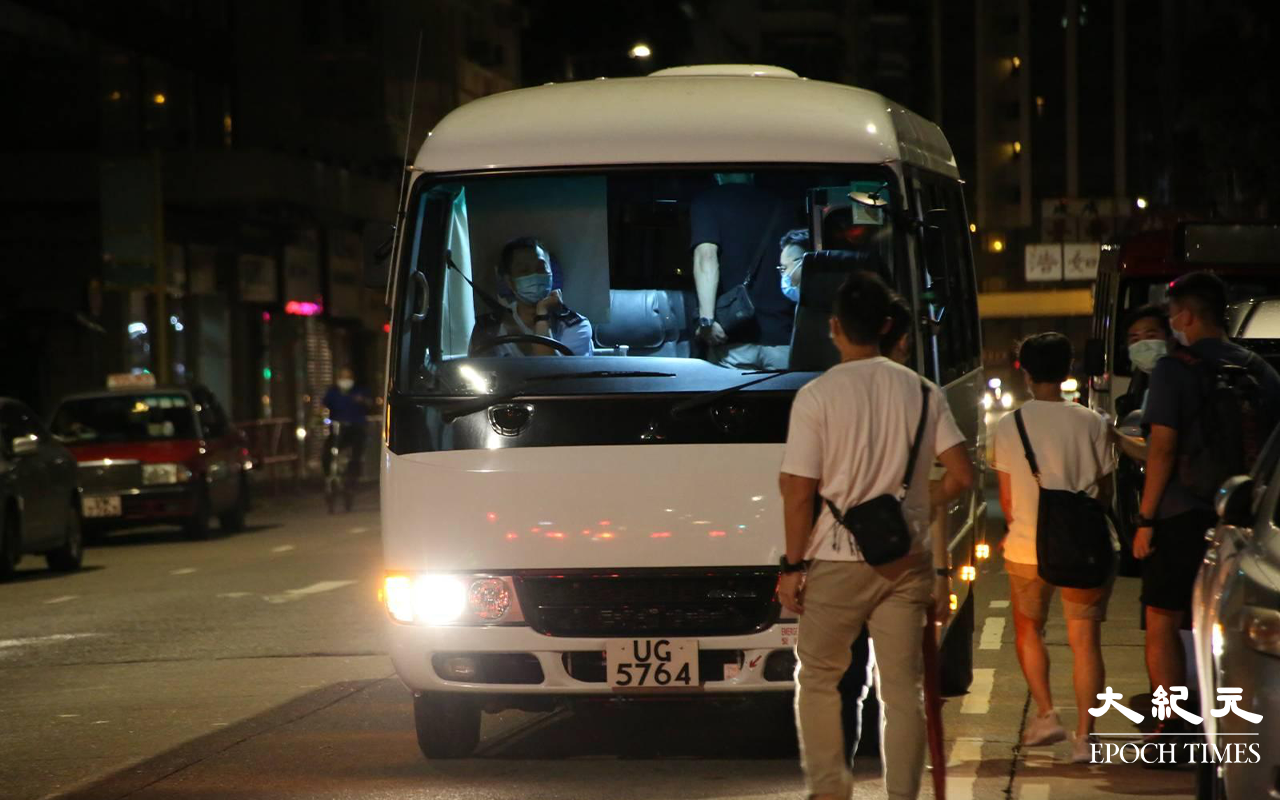 晚上約10時，大批便衣警察及食環署職員，突然掩至金山商業大廈17樓的一個單位。（Yan／大紀元）