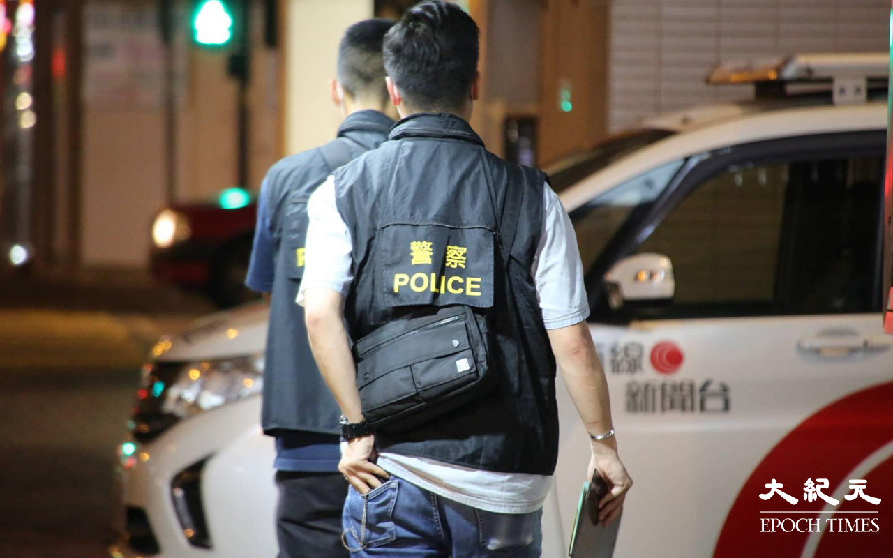 晚上約10時，大批便衣警察及食環署職員，突然掩至金山商業大廈17樓的一個單位。（Yan／大紀元）
