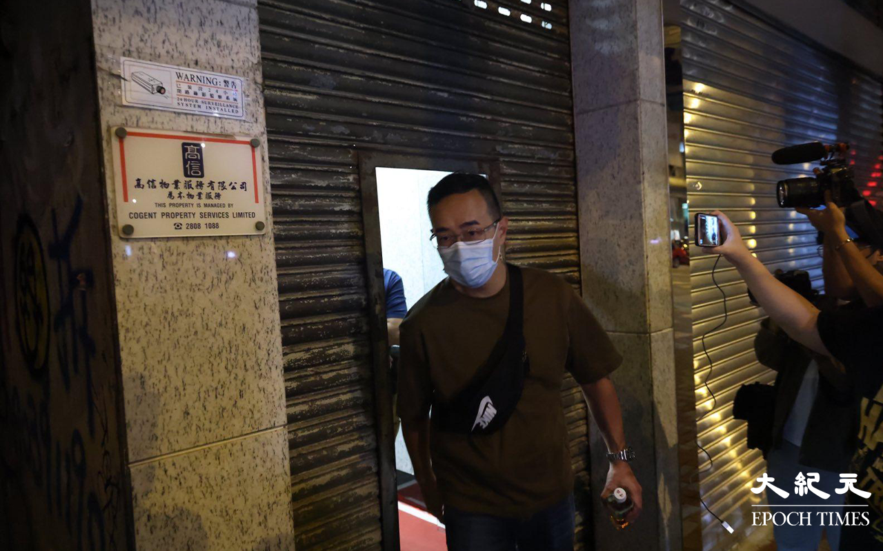 晚上約10時，大批便衣警察及食環署職員，突然掩至金山商業大廈17樓的一個單位。（Yan／大紀元）