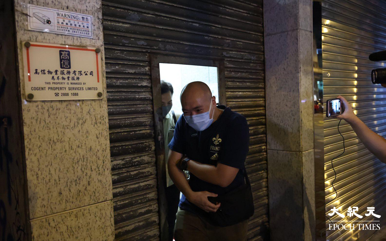 晚上約10時，大批便衣警察及食環署職員，突然掩至金山商業大廈17樓的一個單位。（Yan／大紀元）
