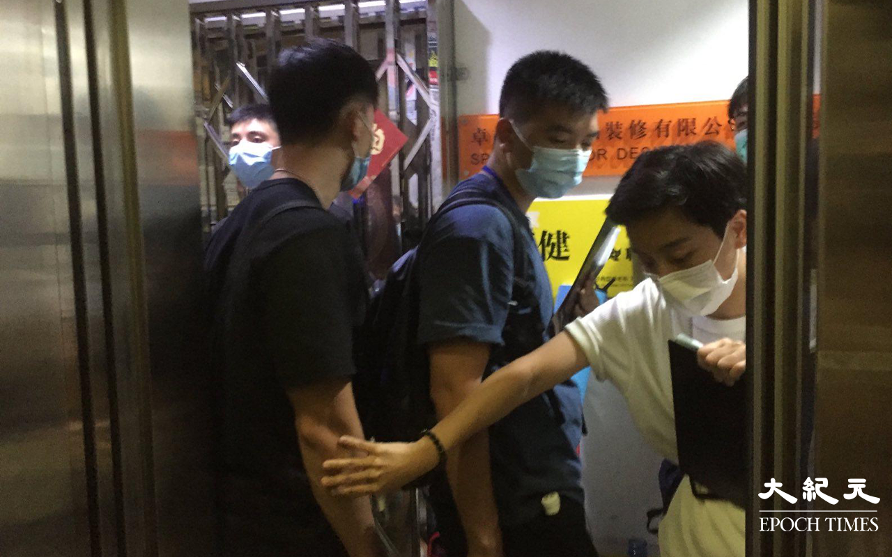 晚上約10時，大批便衣警察及食環署職員，突然掩至金山商業大廈17樓的一個單位。（米仔／大紀元）