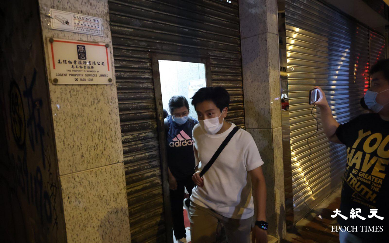 晚上約10時，大批便衣警察及食環署職員，突然掩至金山商業大廈17樓的一個單位。（米仔／大紀元）