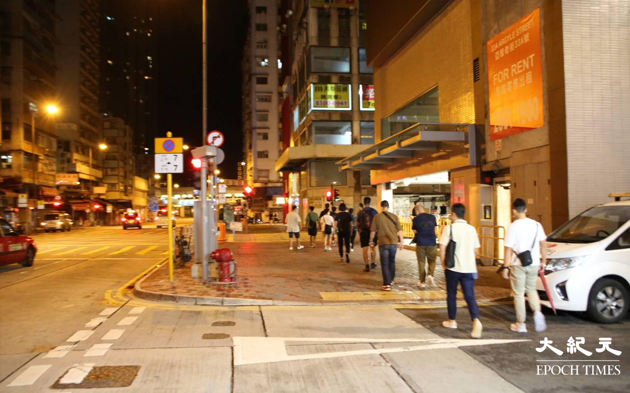 晚上約10時，大批便衣警察及食環署職員，突然掩至金山商業大廈17樓的一個單位。（米仔／大紀元）