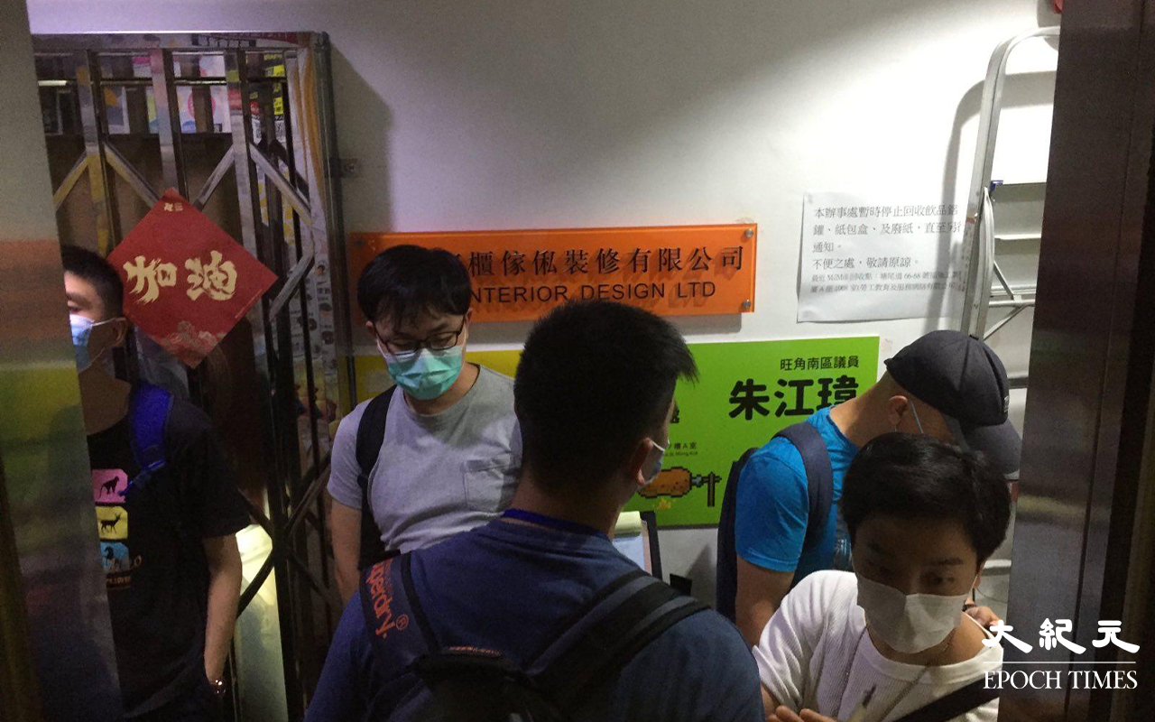 晚上約10時，大批便衣警察及食環署職員，突然掩至金山商業大廈17樓的一個單位。（米仔／大紀元）