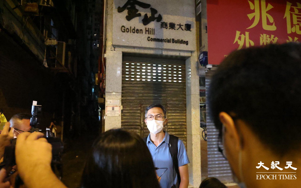 導演周冠威於金山商業大廈外，接受記者訪問。（李辰／大紀元）