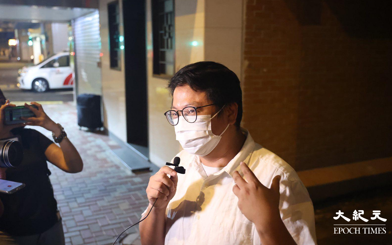 油尖旺區議員朱江瑋，於金山商業大廈外接受記者訪問。（李辰／大紀元）