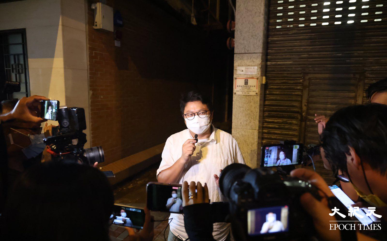 油尖旺區議員朱江瑋，於金山商業大廈外接受記者訪問。（李辰／大紀元）
