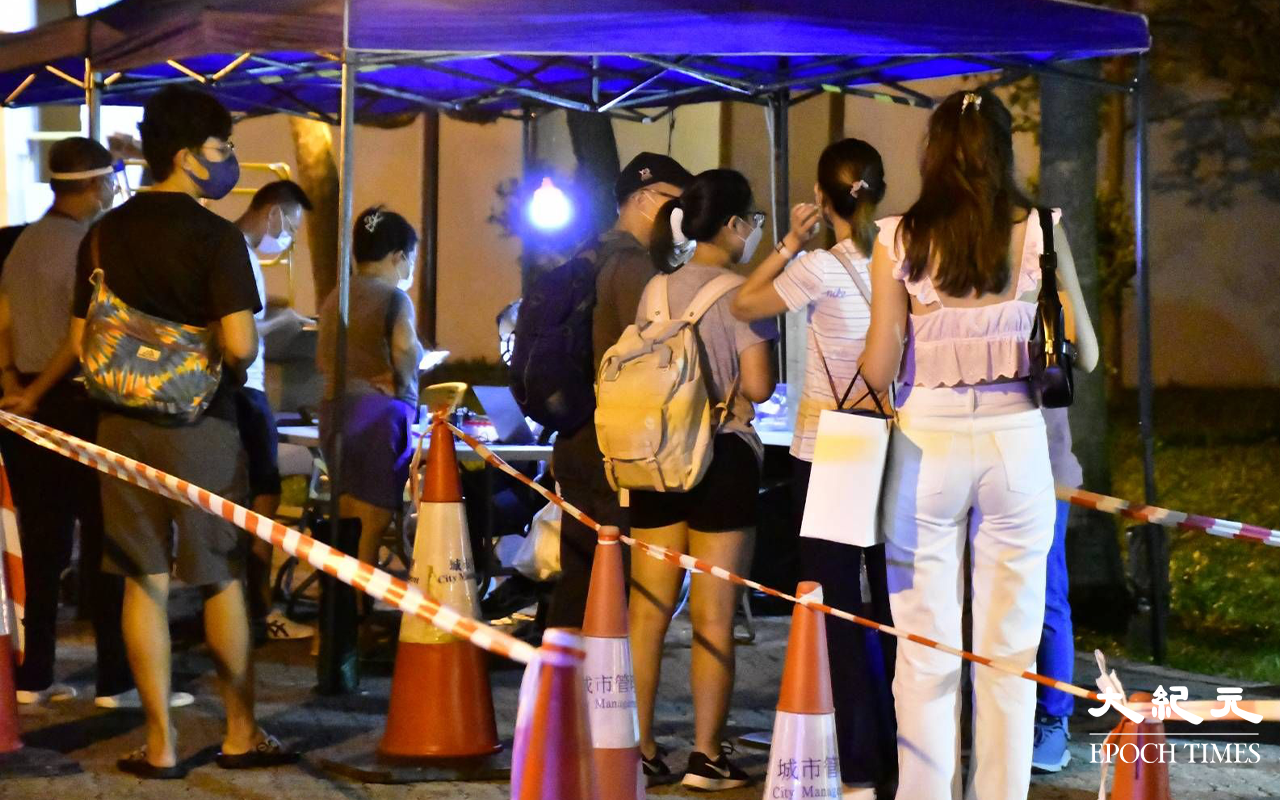 晚上7時30分，愉景灣觀霞樓的居民從外面回來，在排隊登記等候檢測。（麥碧／大紀元）