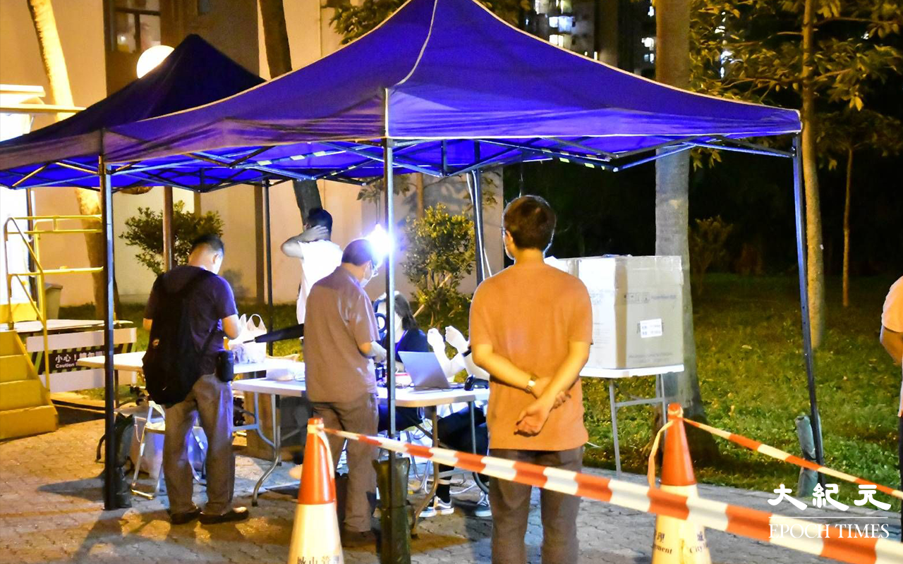 檢測站登記處及流動檢測車設於愉景灣觀霞樓地下對開。（麥碧／大紀元）