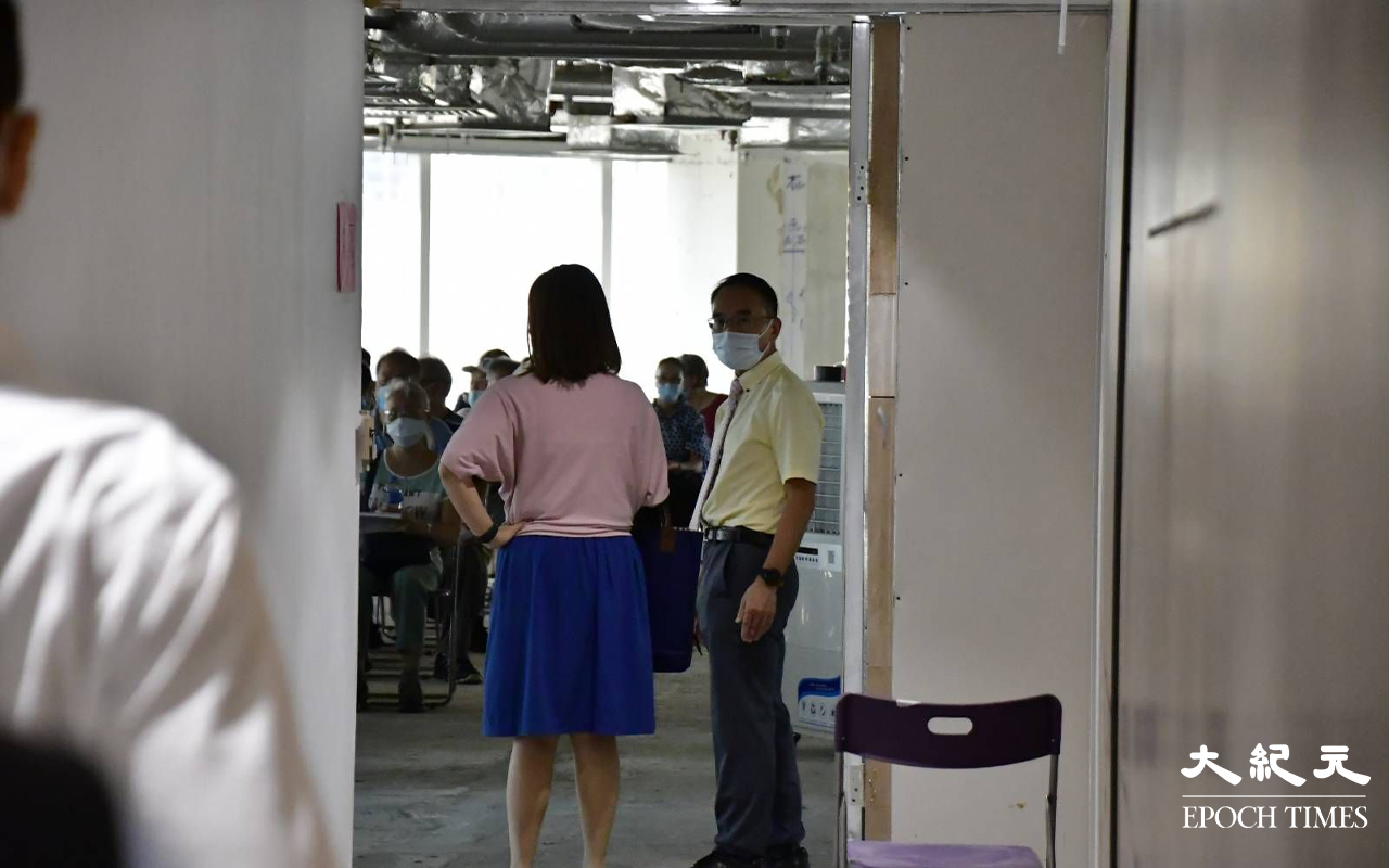 位於始創中心18樓，亦有數十名市民在排隊等候會見消費券秘書處主任，期間職員曾多次阻擋在場傳媒拍攝。（麥碧／大紀元）