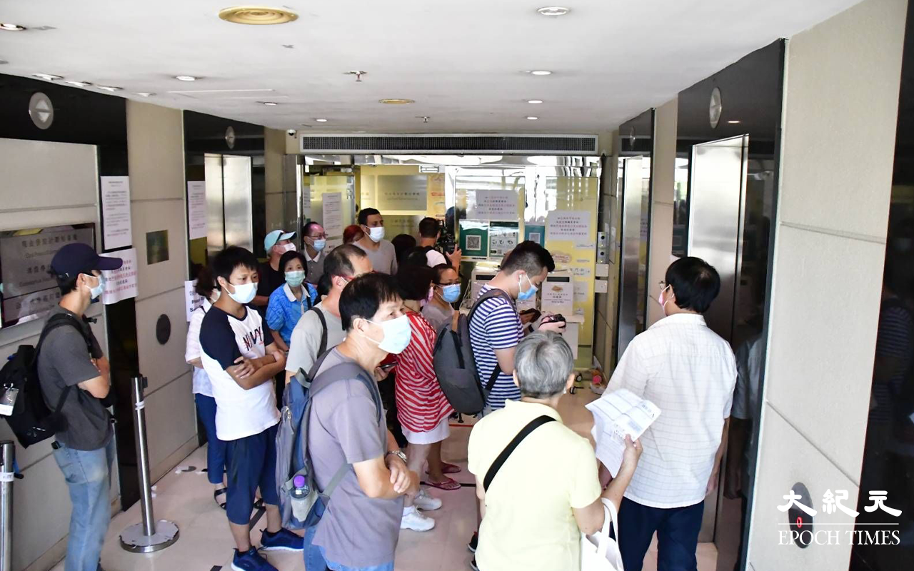始創中心17樓，消費券秘書處門外，下午3時許，仍然有大批市民。（麥碧／大紀元）