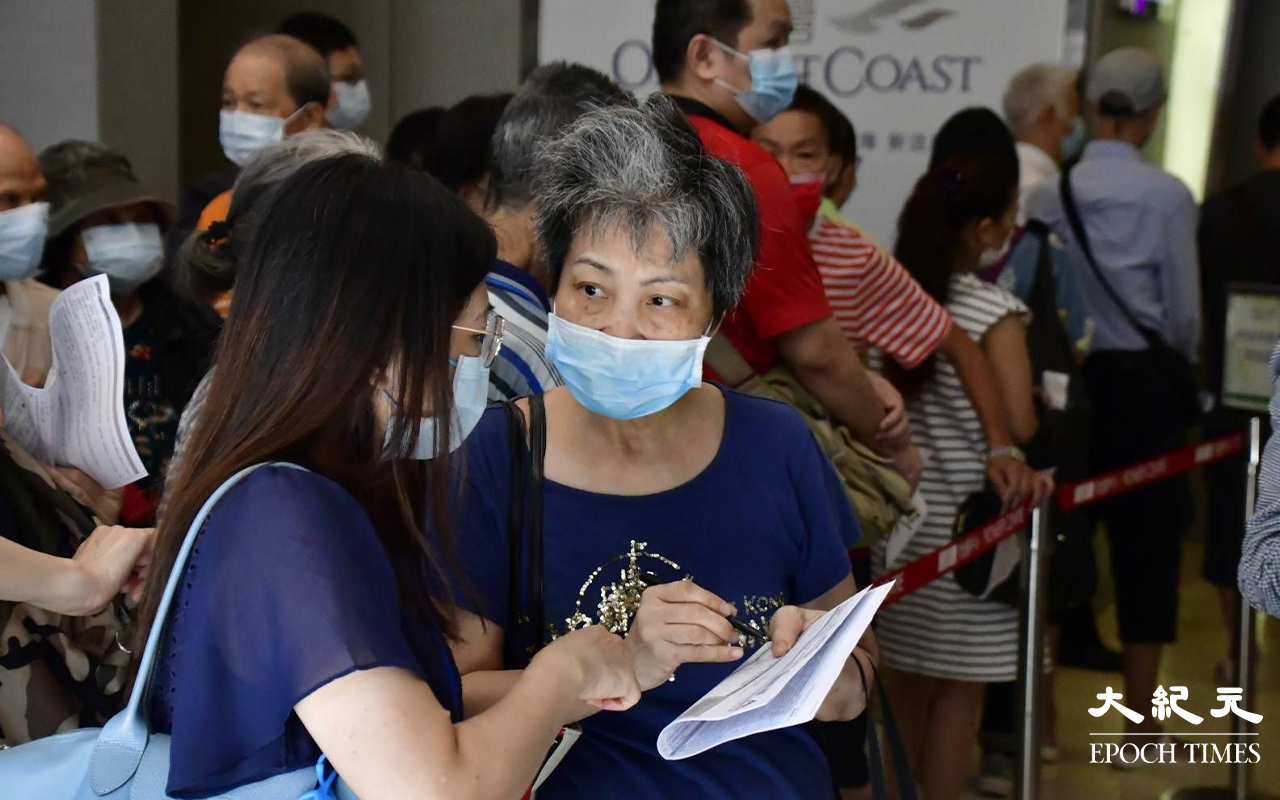 始創中心地下電梯大堂，下午仍不斷有市民排隊交表，記者發現大部分長者，皆對消費券申請表充滿疑問。（麥碧／大紀元）
