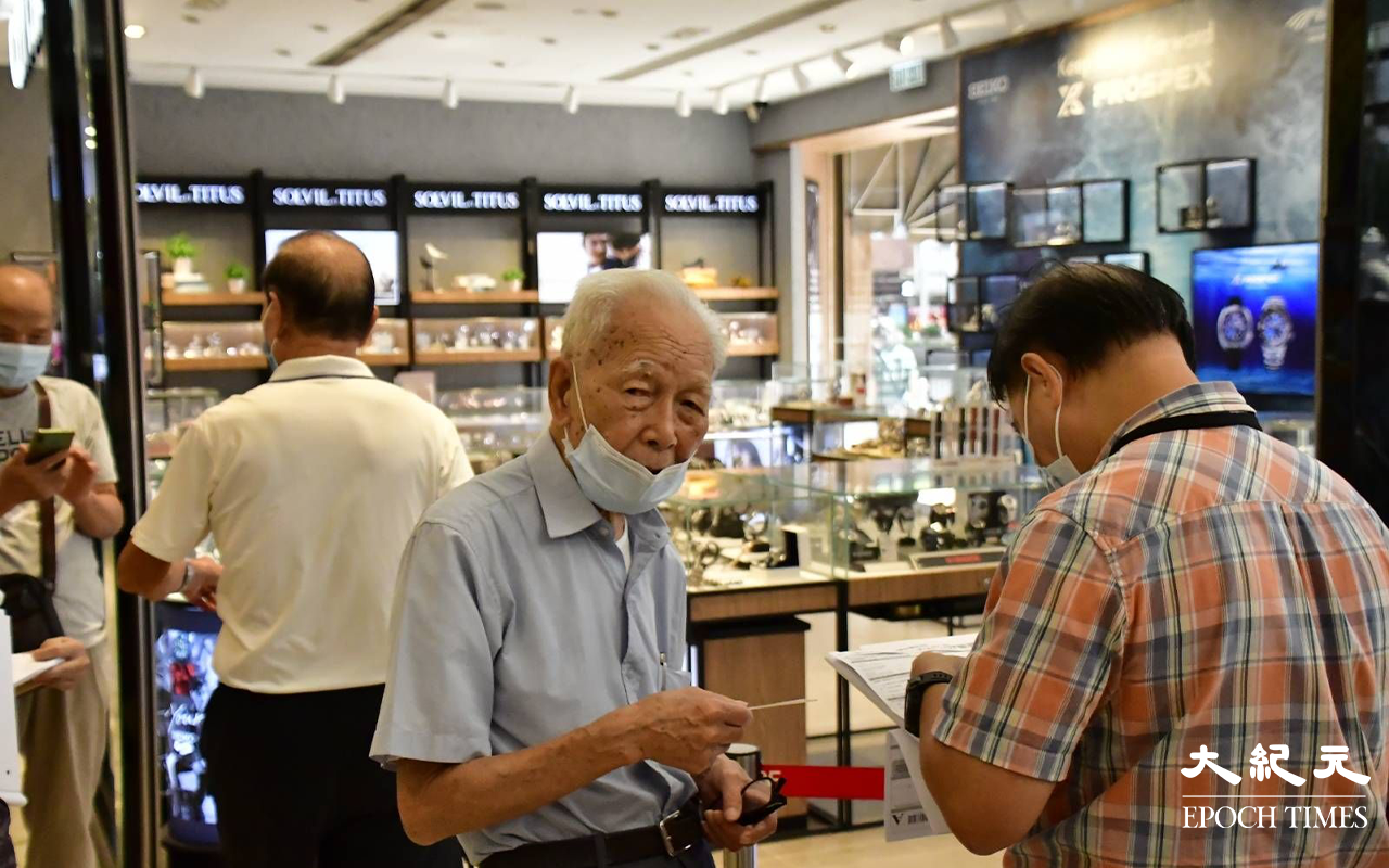 今年87歲的林伯伯，向本報記者表示 : 7月份已經填咗表，打薄就冇錢，而家又話再嚟填表，又話要見主任，搵區議員幫手填又搞唔掂，結果都係要自己嚟。（麥碧／大紀元）