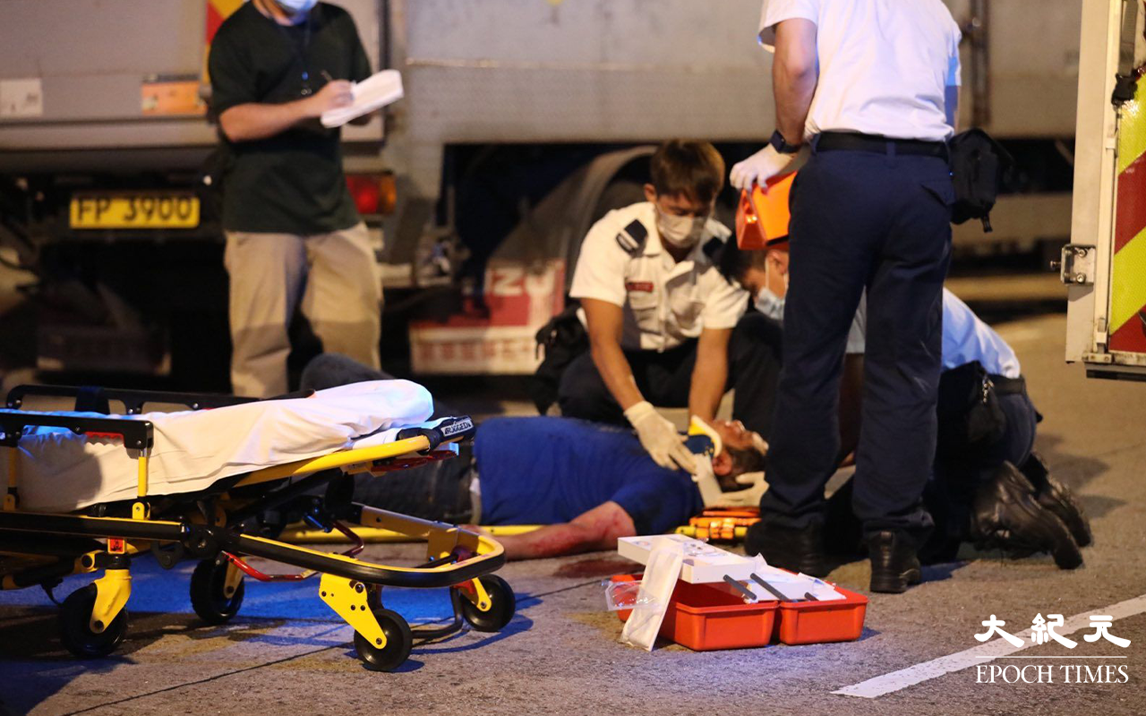 救護員將傷者抬上擔架，再由救護車送往廣華醫院治理。（Yan／大紀元）