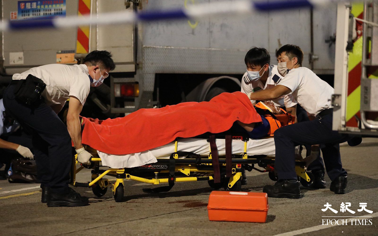 救護員將傷者抬上擔架，再由救護車送往廣華醫院治理。（Yan／大紀元）