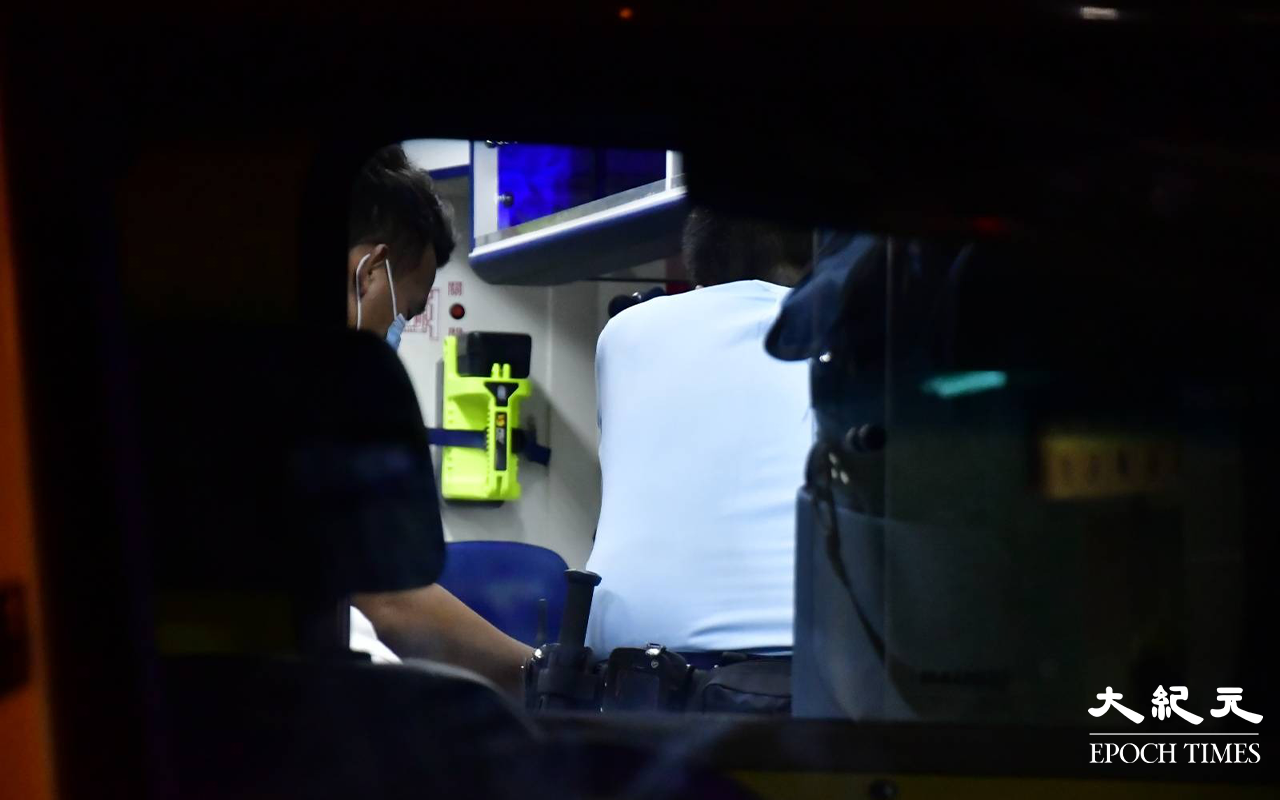 救護員到場後，遇劫受傷事主自行登上救護車，在場警員於救護車上為事主錄取初步口供。（麥碧／大紀元）