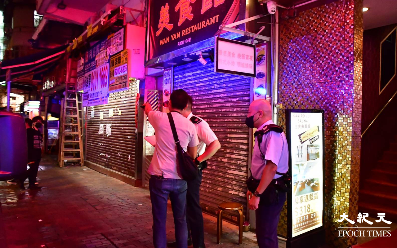 劫案發生後，大批警員在吳松街近南京街一帶進行調查。（麥碧／大紀元）