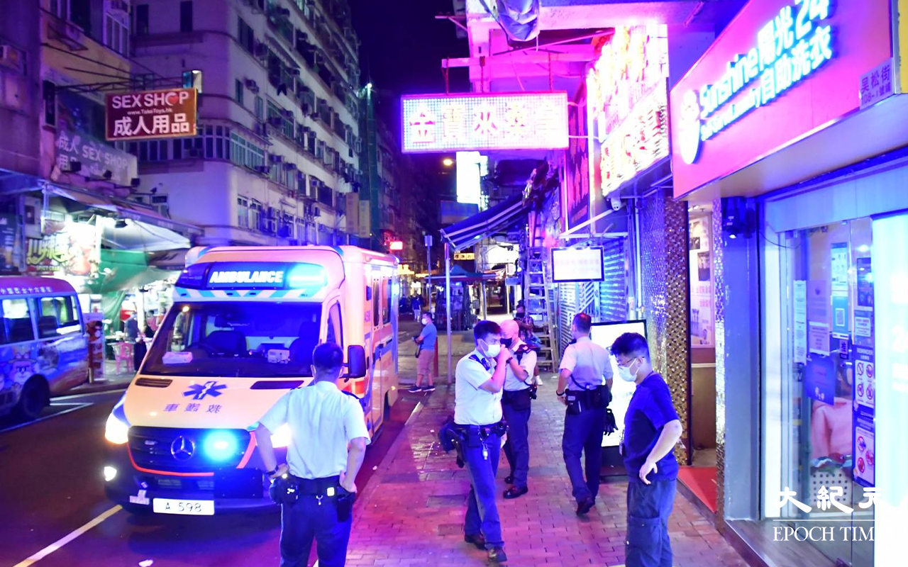 劫案發生後，大批警員在吳松街近南京街一帶進行調查。（麥碧／大紀元）