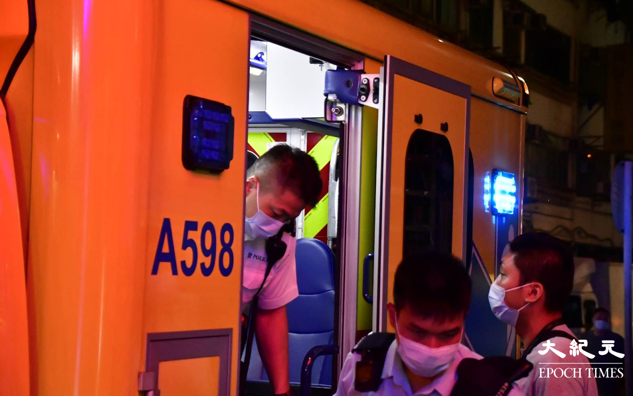 數名警員於救護車上為事主錄取初步口供後，離開救護車。（麥碧／大紀元）