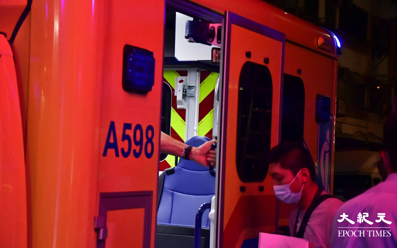 數名警員於救護車上為事主錄取初步口供後，離開救護車。（麥碧／大紀元）