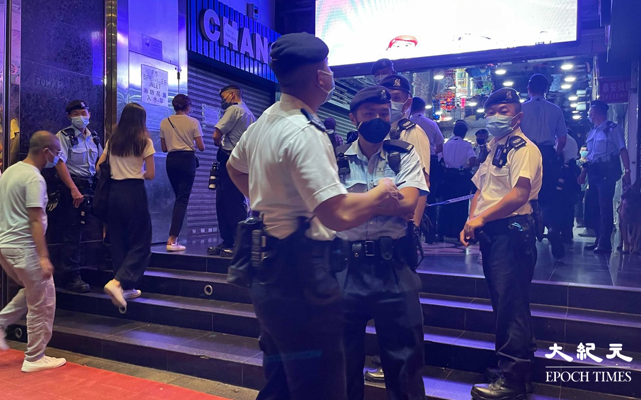 傍晚，3百多名警員聯同入境處及勞工處人員，突擊圍封尖沙咀重慶大廈及美麗都大廈多個出入口，開展代號「撒哈拉」的打擊黑工行動。（卓相如／大紀元）
