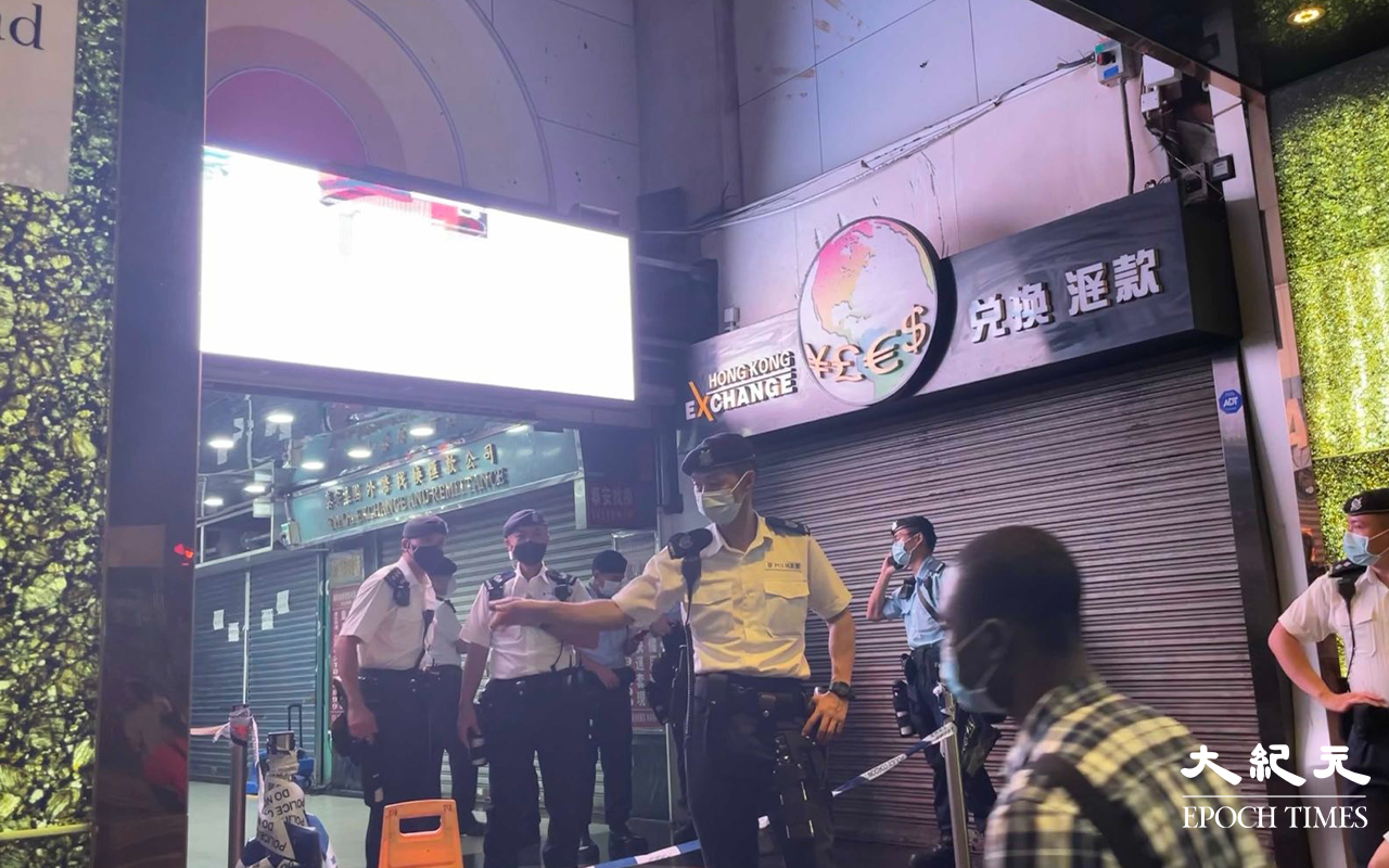 傍晚，3百多名警員聯同入境處及勞工處人員，突擊圍封尖沙咀重慶大廈及美麗都大廈多個出入口，開展代號「撒哈拉」的打擊黑工行動。（卓相如／大紀元）
