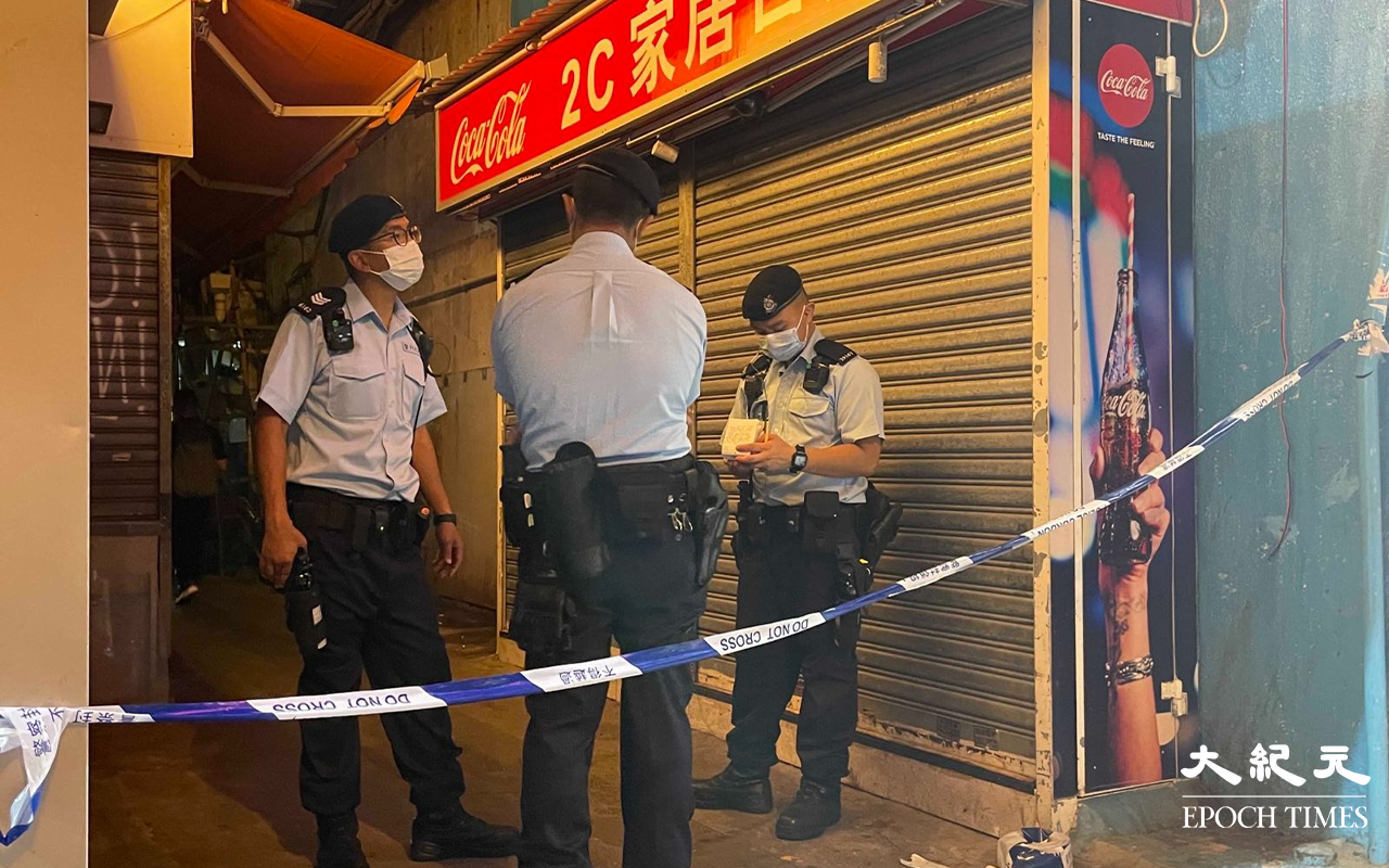 傍晚，3百多名警員聯同入境處及勞工處人員，突擊圍封尖沙咀重慶大廈及美麗都大廈多個出入口，開展代號「撒哈拉」的打擊黑工行動。（卓相如／大紀元）