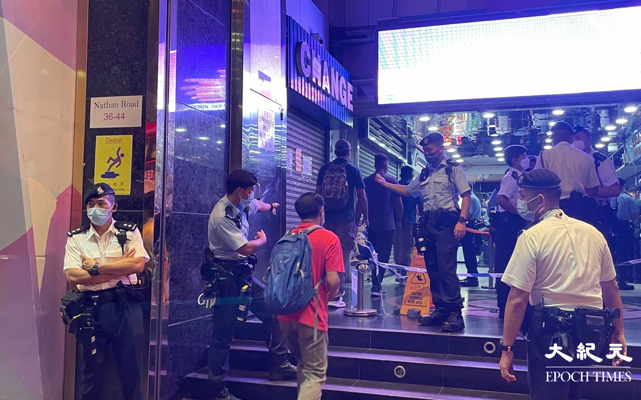 傍晚，3百多名警員聯同入境處及勞工處人員，突擊圍封尖沙咀重慶大廈及美麗都大廈多個出入口，開展代號「撒哈拉」的打擊黑工行動。（卓相如／大紀元）