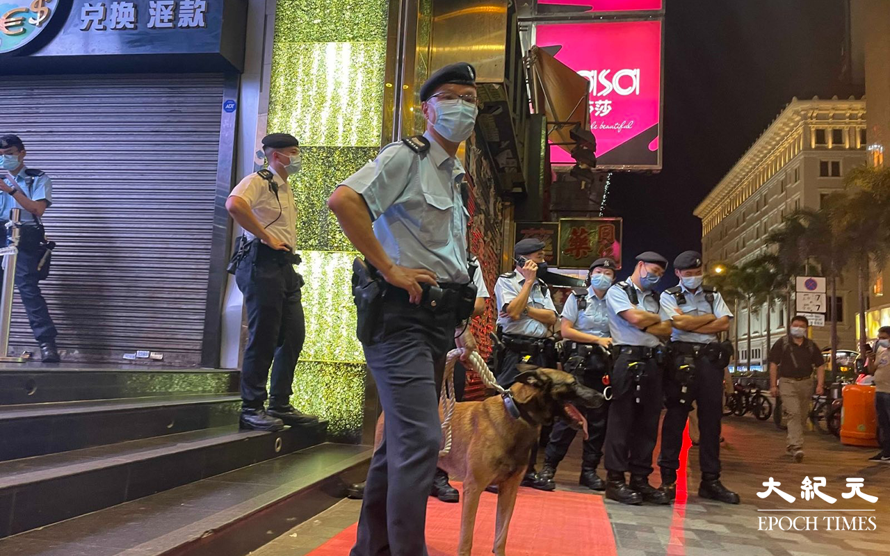 傍晚，大批警員在尖沙咀重慶大廈內及一帶戒備，期間警方曾出動警犬。（卓相如／大紀元）