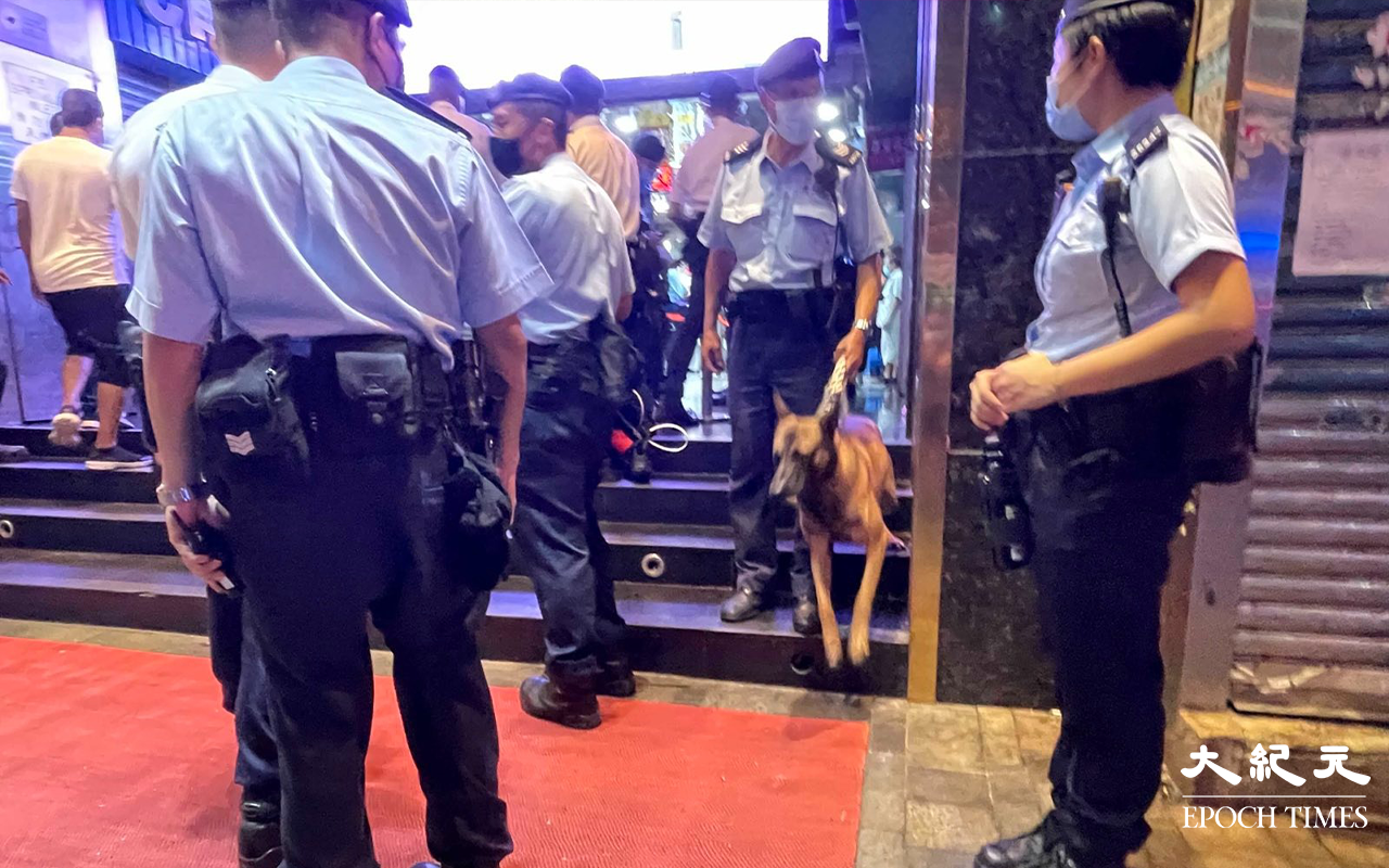 傍晚，大批警員在尖沙咀重慶大廈內及一帶戒備，期間警方曾出動警犬。（卓相如／大紀元）