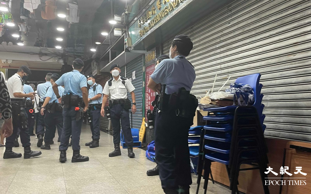傍晚，大批警員在尖沙咀重慶大廈內及一帶戒備，期間警方曾出動警犬。（卓相如／大紀元）