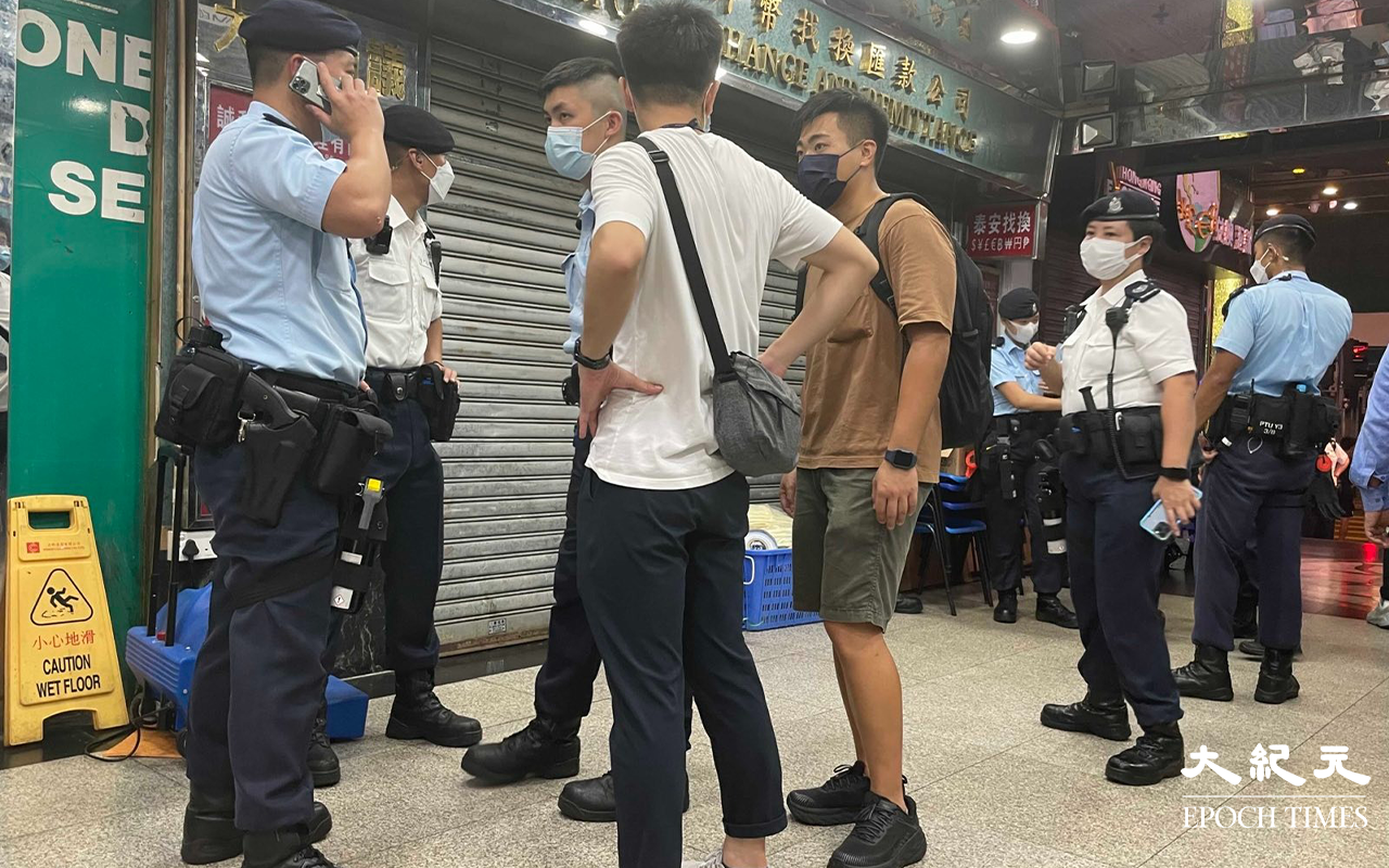 傍晚，大批警員在尖沙咀重慶大廈內及一帶戒備，期間警方曾出動警犬。（卓相如／大紀元）
