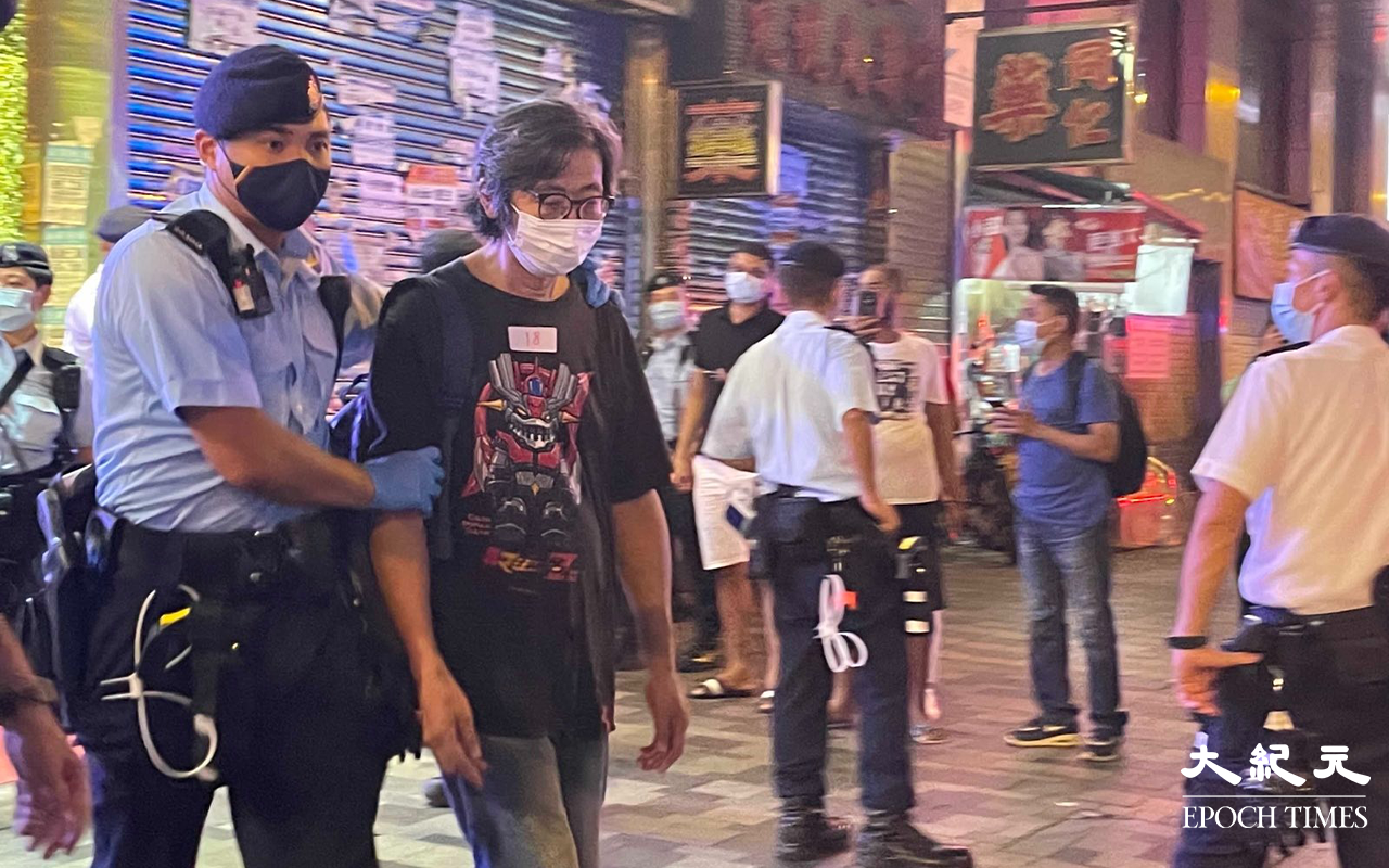 行動中多名人士涉嫌過期居留及藏毒，被警方帶走。警方消息，指今次行動最少拘捕20人。（卓相如／大紀元）