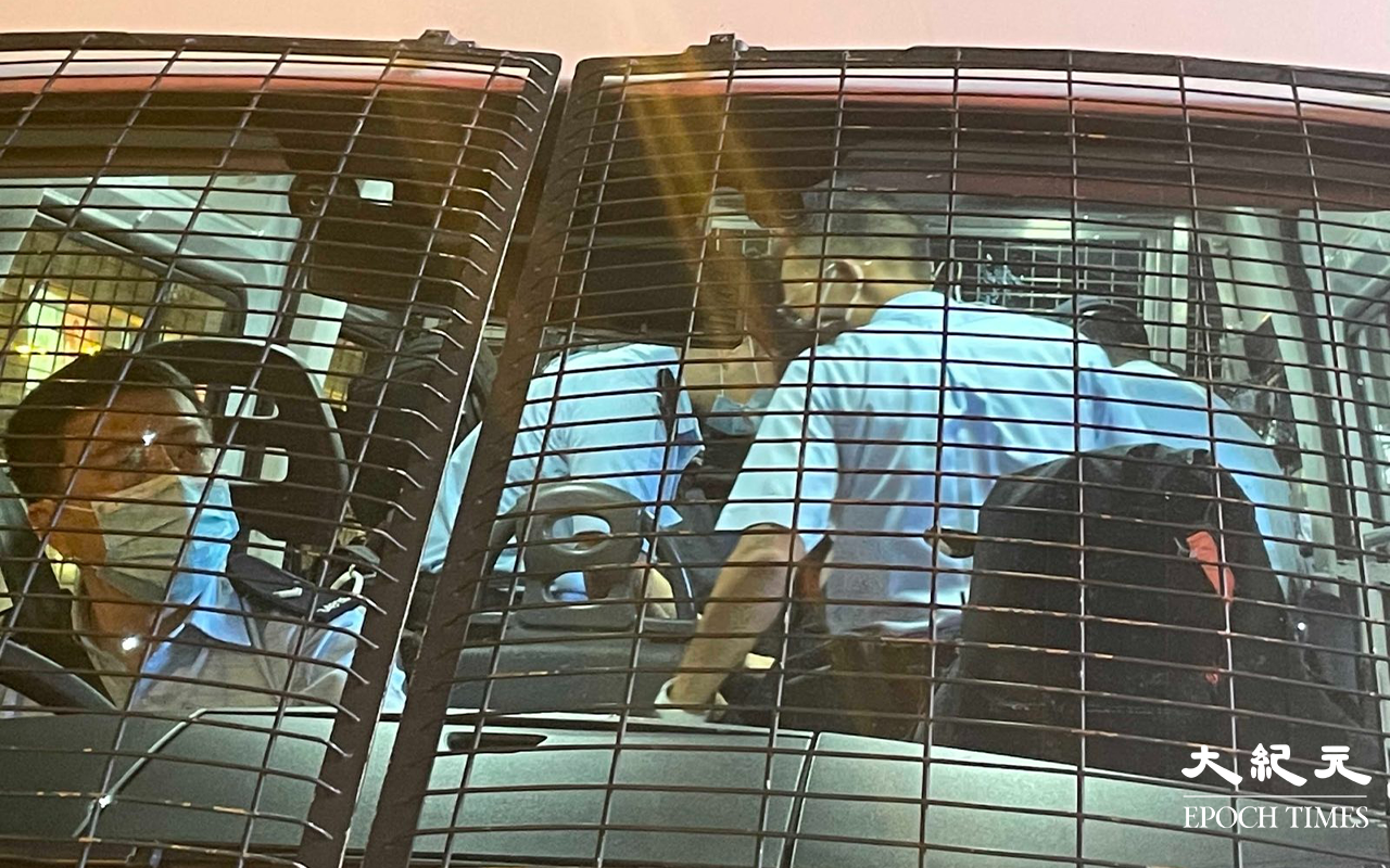 行動中多名人士涉嫌過期居留及藏毒，被警方帶走。警方消息，指今次行動最少拘捕20人。（卓相如／大紀元）